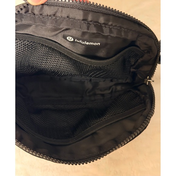lululemon everywhere belt bag black logo MAPS This lululemon Crossbody Camera Bag offers a sleek and contemporary way to carry your essentials while repping the Chicago Blackhawks This cross lululemon Everywhere Belt Bag –